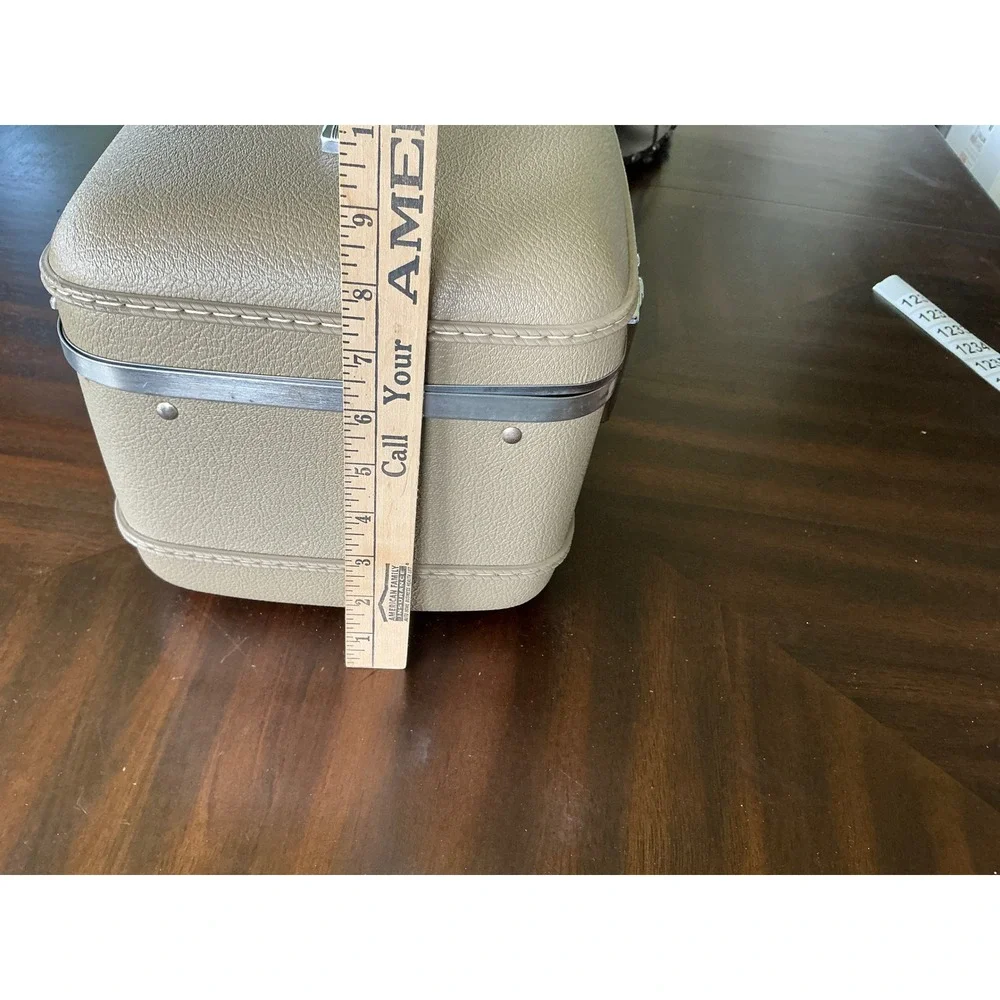 American Tourister Vintage Train Case Tri-Taper Tan Hard Shell Makeup Bag No Key